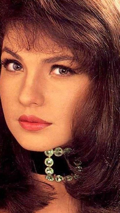 Pooja bhatt wallpaper