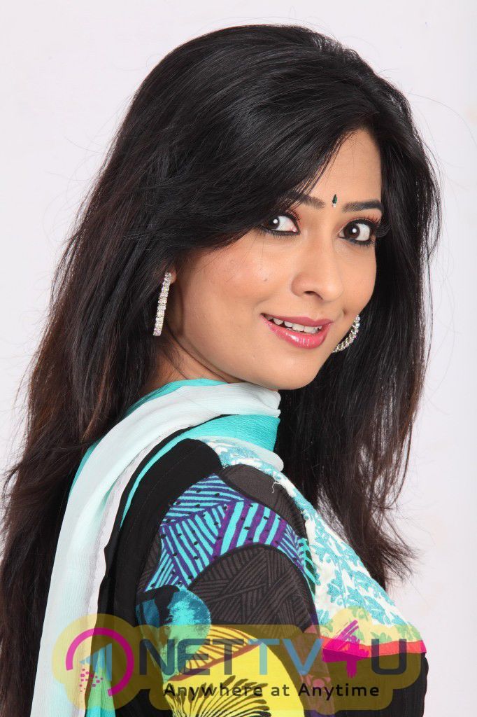 Actress radhika pandit charming images galleries hd images