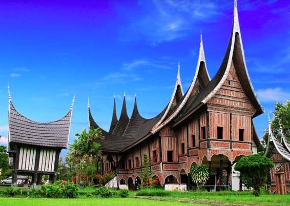 Rumah adat minangkabau lengkap gambar dan penjelasan