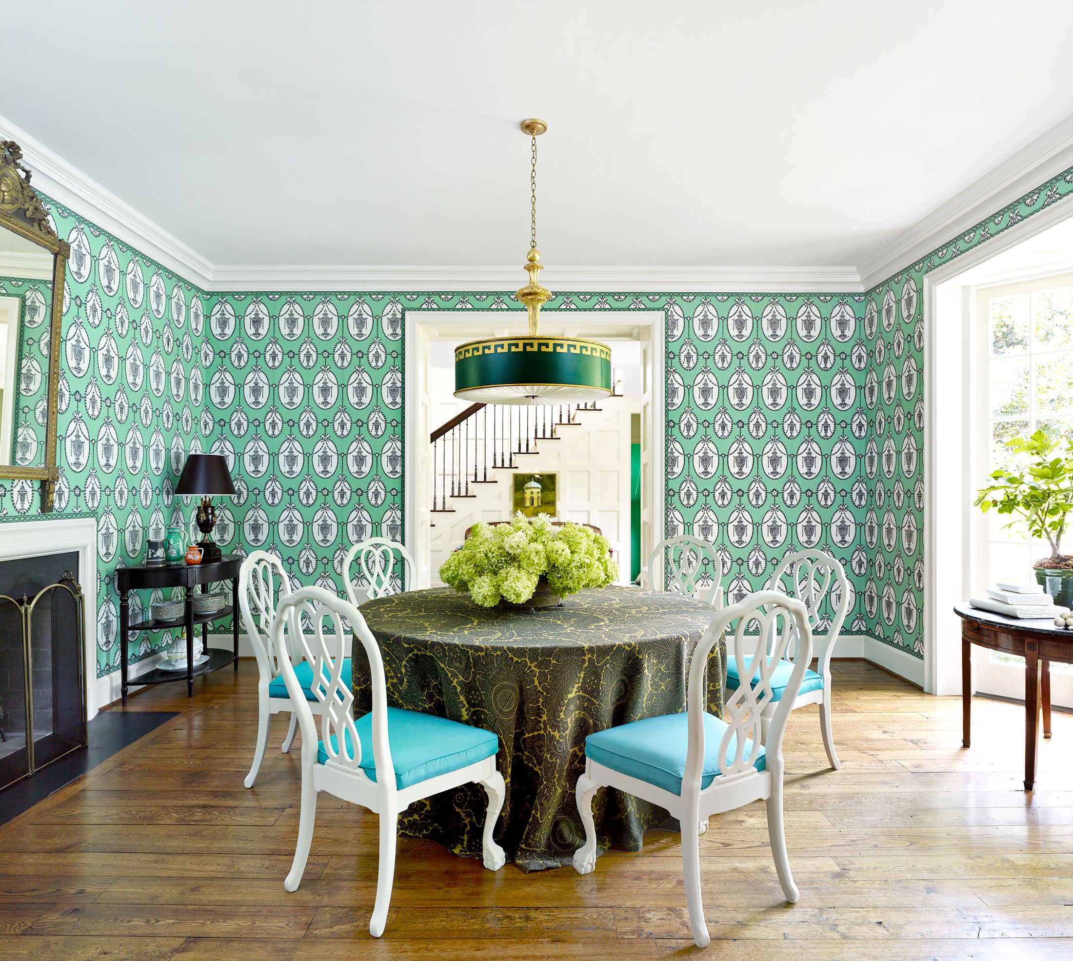 How to decorate with mint green