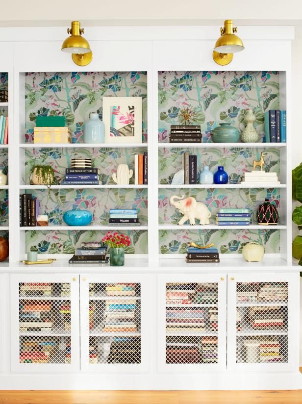 Terior decoratg spiration from a cozy cool georgia home hgtv wallpaper bookshelf wallpaper shelves wallpaper bookcase