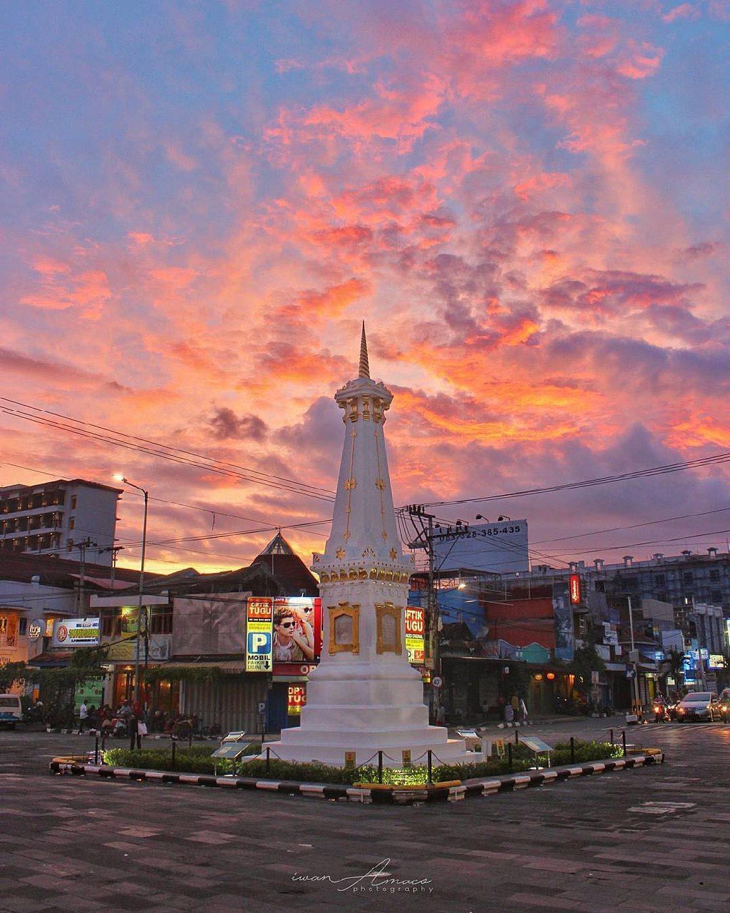 Tugu jogja is the most popular landmark in yogyakarta indonesia photo by ig iwanamaco pemandangan kota foto wisata wisata asia