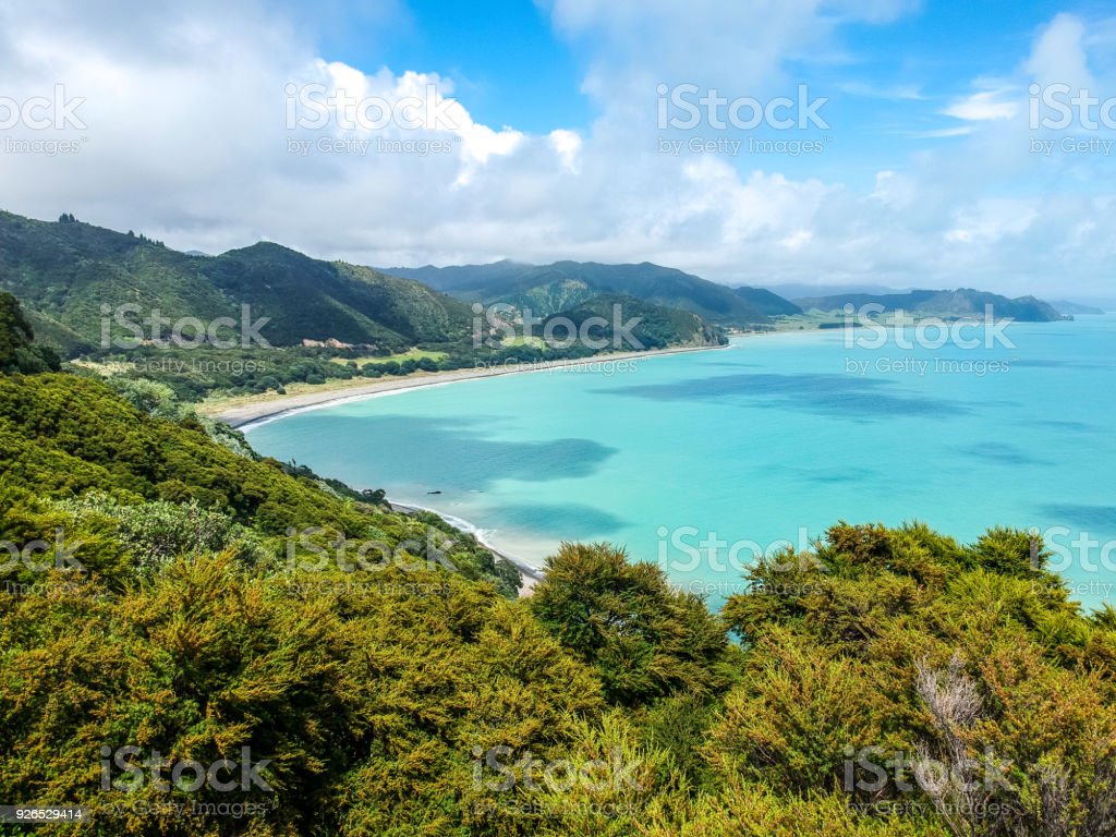 Atemberaubende luftaufnahmen drohne blick auf die kãste bei whituare bay in der nãhe von opotiki und whakatane im ãstlichen teil von neuseeland schãne farbe des wasser und grãne berge stockfoto und mehr