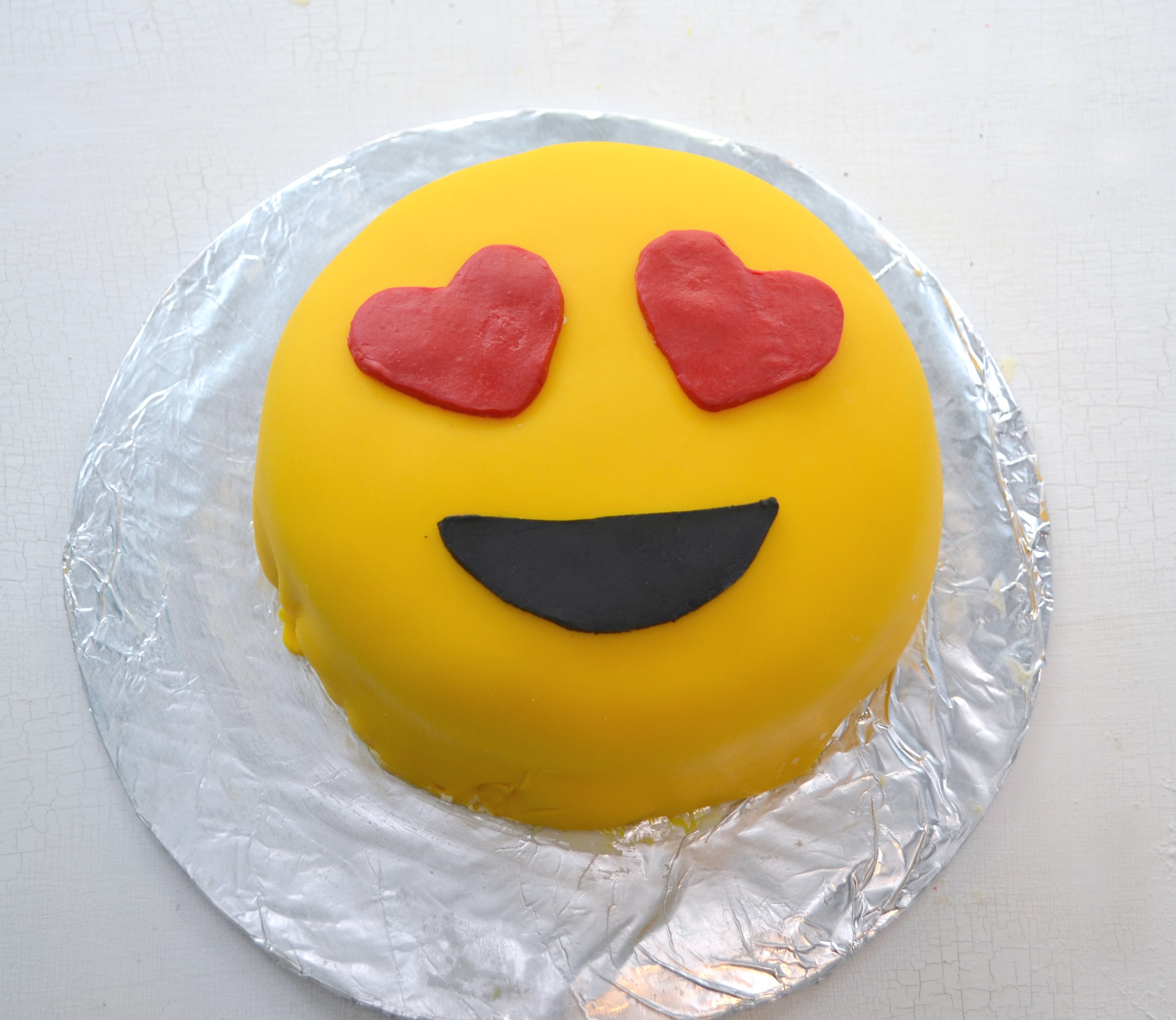 Heart eye emoji cake