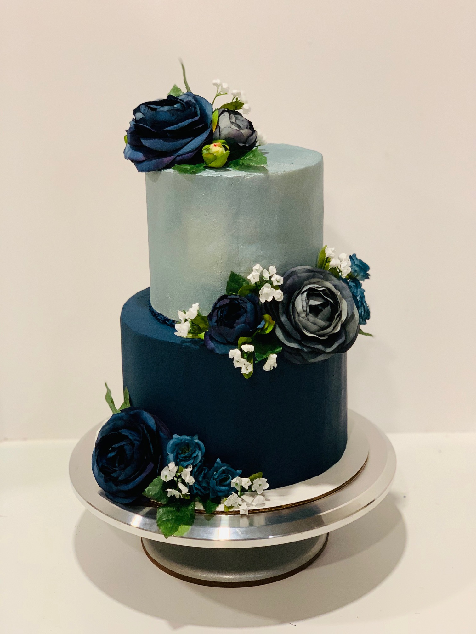 Navy silver wedding cake intensive cake unit