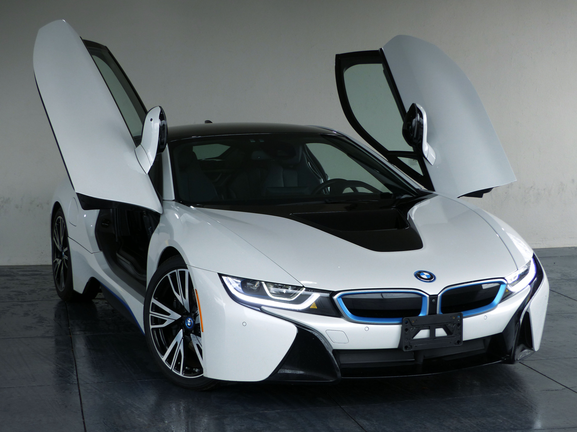 I8 BMW праворульная