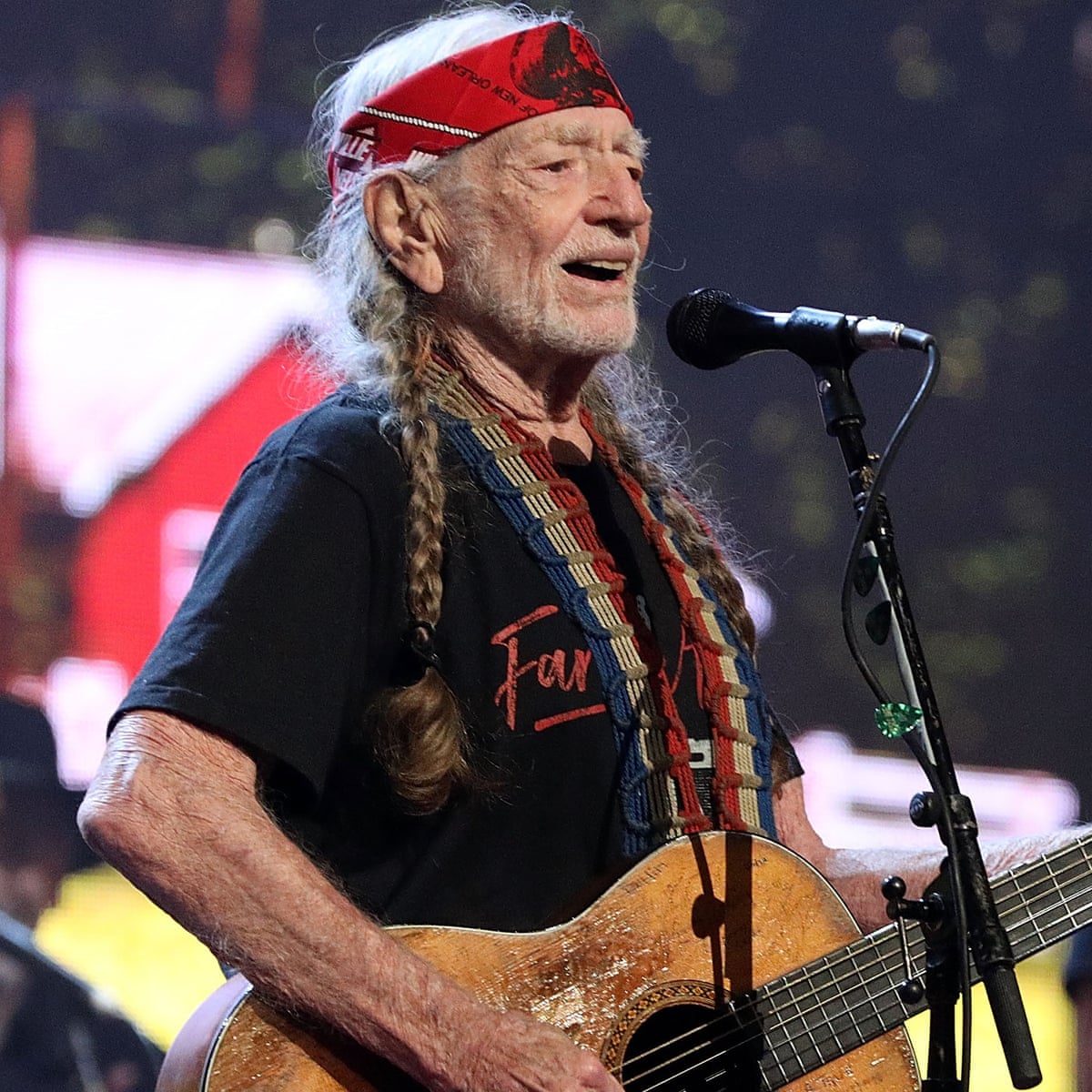 Willie nelson i dont believe in closing the border we have a statue that says yall e in willie nelson the guardian