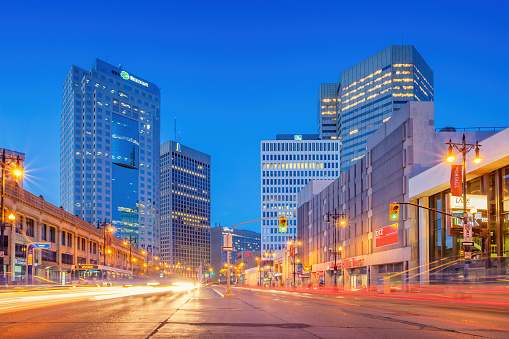 Portage avenue innenstadt winnipeg manitoba kanada stockfoto und mehr bilder von winnipeg