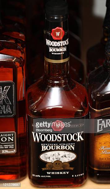 Bottles of independent liquors woodstock bourbon are displayed for foto di attualitã