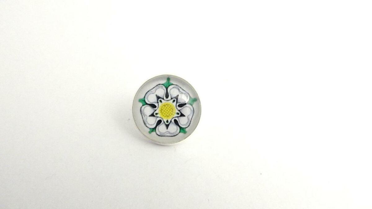 Tudor rose lanster rose or york rose tie lapel pin war of the roses historil