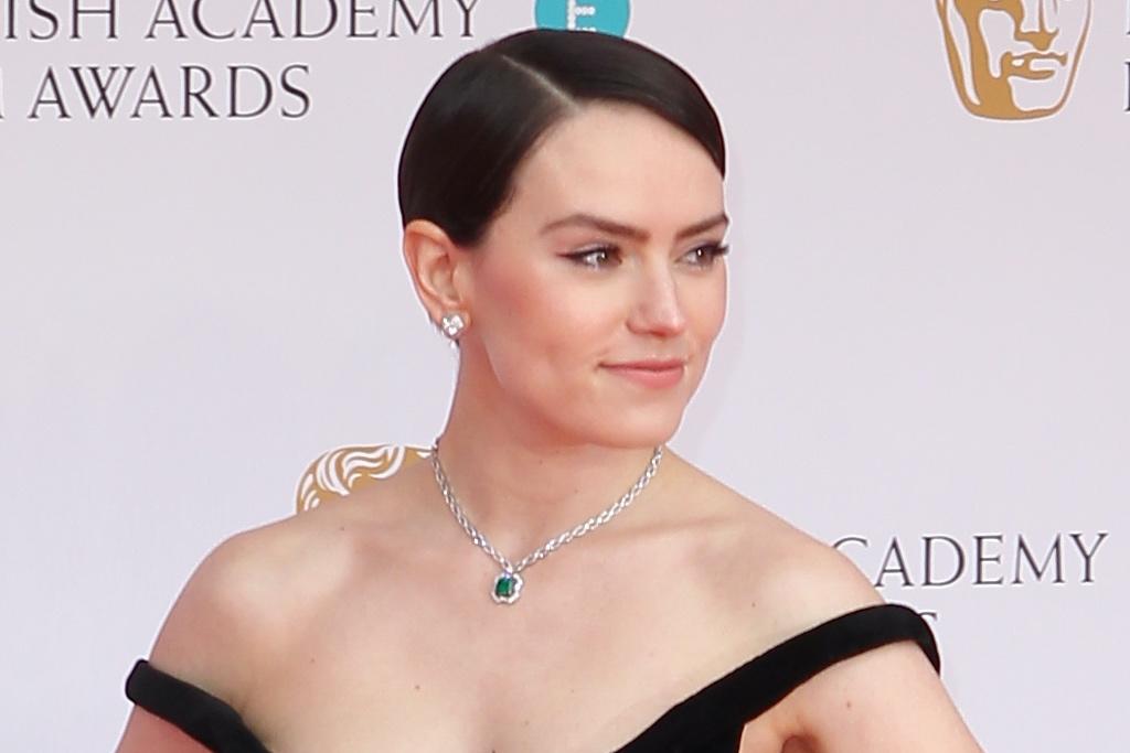 daisy Ridley Serves Up Dramatic Glamour In Tulle Gown And Hidden Heels At 2022 Baftas