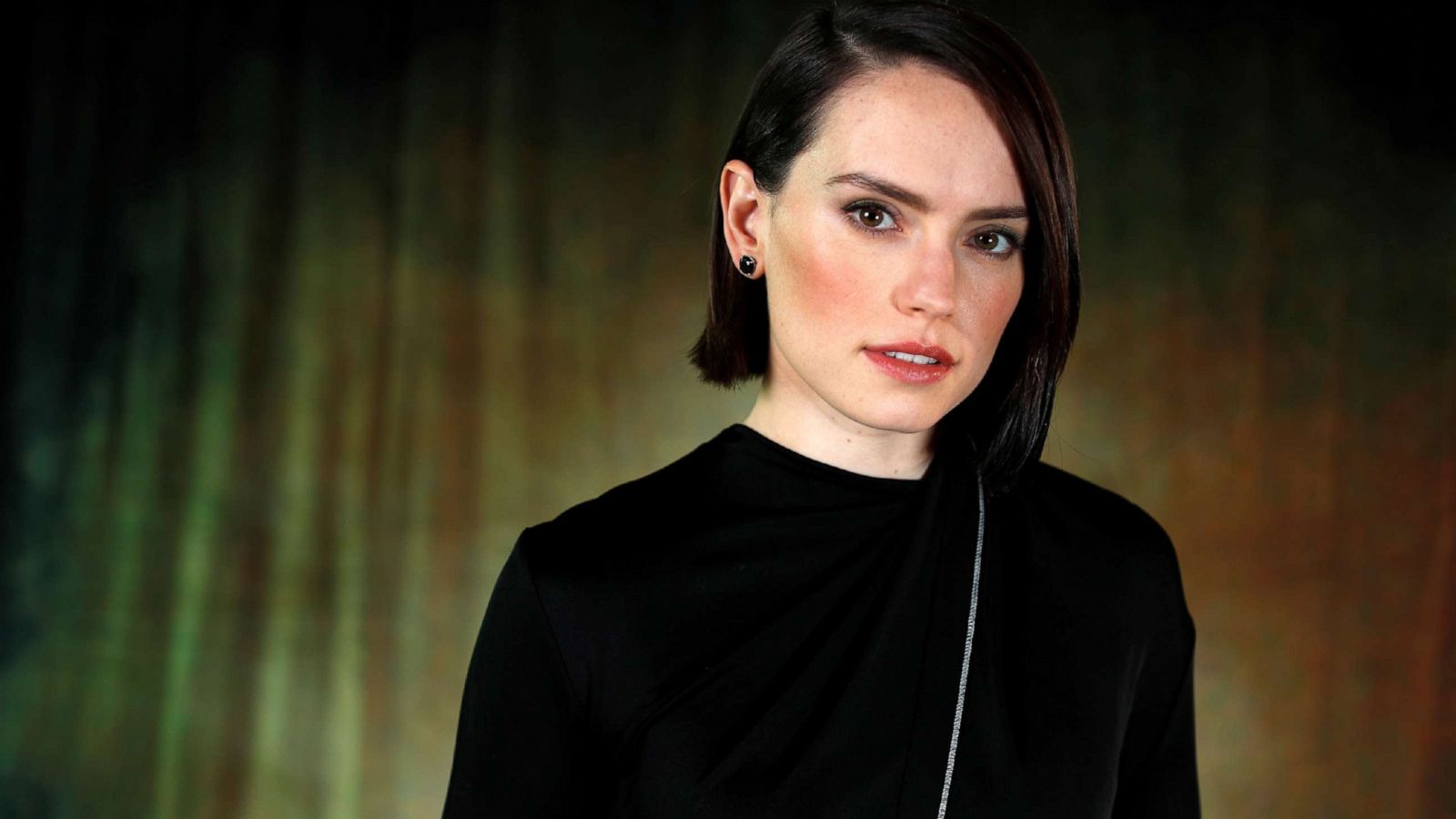 why Daisy Ridley Wont Take Selfies With Fans Abc News