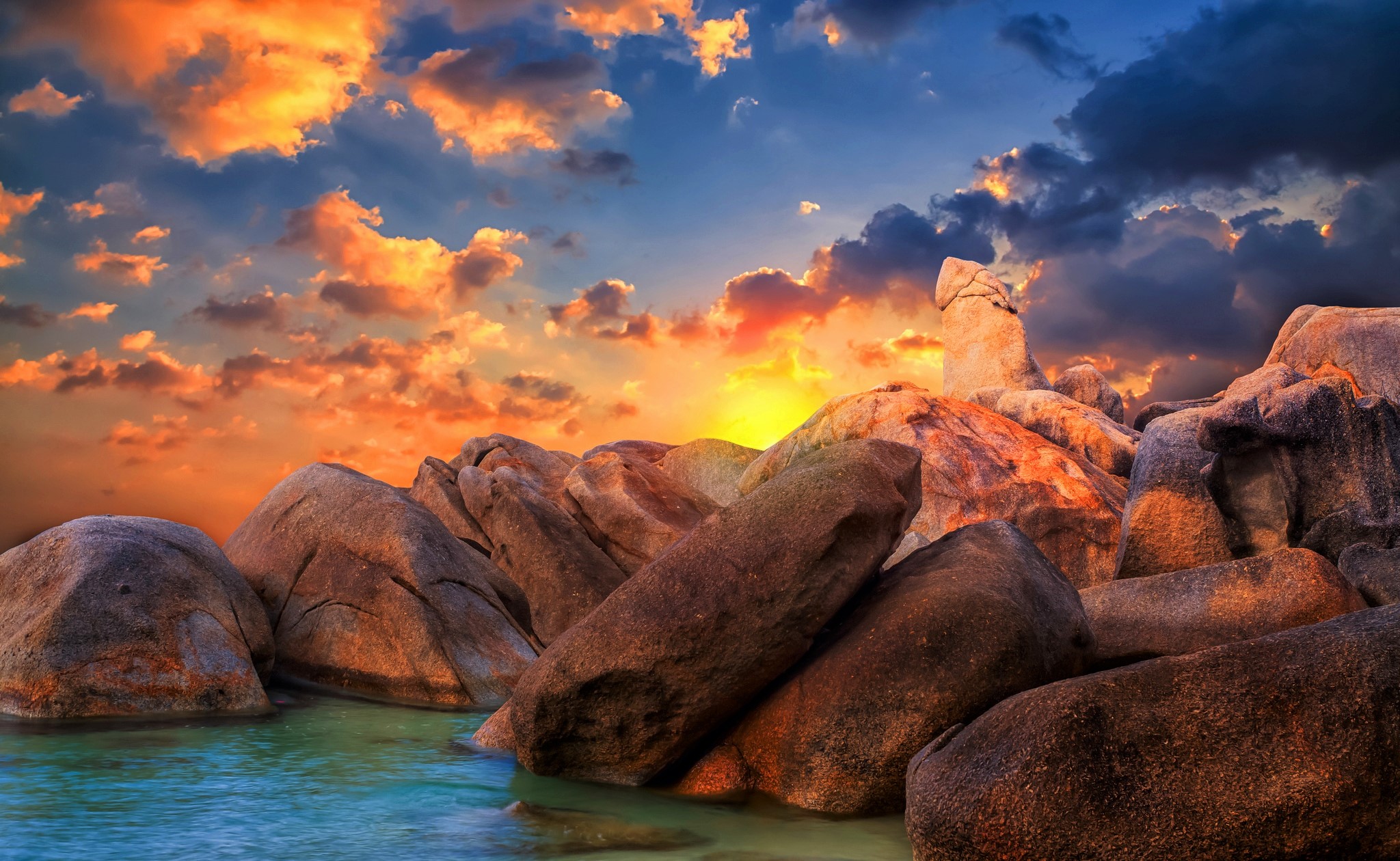 Sunset Over The Rocky Beach Wallpapers - 2048x1260 - 664512